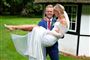 Formel 1-køreren Kevin Magnussen er lørdag blevet gift med Louise Gjørup. Her ses det glade par på Risinge Herregård i Ullerslev på Fyn.