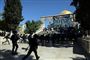Israelske politifolk og palæstinensere udkæmpede søndag voldsomme gadekampe ved et de hellige steder i Jerusalem, mens både muslimer og jøder fejrede religiøse højtider.