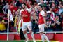 Mesut Özil (til højre) og holdkammeraten Sead Kolasinac (til venstre) er ikke udtaget til Arsenals kamp i Premier League mod Newcastle søndag af sikkerhedsmæsige årsager (arkivfoto).