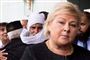 Norges statsminister, Erna Solberg, står tæt på Mohamed Rafig og andre fra moskéen i Bærum der blev udsat for et angrebsforsøg lørdag eftermiddag.