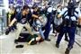 Politifolk greb tirsdag ind over for demonstranter i Hongkongs lufthavn for anden dag i træk, efter at protestaktioner havde ført til afbrydelser i flytrafikken.