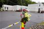 660 personer har bidraget til indsamlingen, der skal sende de to mænd, der stoppede en gerningsmand, der lørdag gik til angreb på en moské i Norge. Her ses blomster foran Al-Noor Islamic Center i byen Bærum.