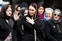 New Zealands premierminister ved en af de moskéer, der blev angrebet i Christchurch i marts. Hun mener, at det er en fejl, at den mistænkte bag angrebene i byen har fået lov til at offentliggøre et brev online.