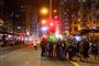 Pro-demokratiske demonstranter med laserlys stod onsdag over for politifolk i  Sham Shui Po området i Hong Kong, hvor situaionen er spændt efter millioner igennem ti uger har deltaget i aktioner for mere demokrati.