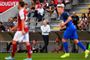 Brøndby-træner Niels Frederiksen (i midten) mener, at holdet lukkede for mange lette mål ind i de to kampe mod Braga, som vandt med samlet 7-3.