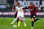 Den norske midtbanespiller Iver Fossum (til højre), som her ses i aktion for Hannover 96 i Bundesligaen mod Borussia Mönchengladbach og Thorgan Hazard i sidste sæson, skifter til AaB.
