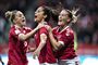 Danmark har Nadia Nadim (i midten) med i truppen, mens Theresa Nielsen (til højre) ikke er med.
