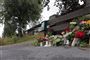 Blomster tilegnet stedsøsteren til den terrorsigtede Philip Manshaus, som i weekenden blev anholdt under et angreb på en moské.