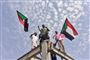 Unge mænd fra oppositionsgrupperne i Sudan fejrer, at en aftale, der baner vej for et civilt styre i landet er blevet underskrevet.