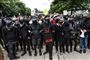 Medlemmer fra den yderliggående venstrefløjsorganisation Antifa mødte lørdag op for at demonstrere mod en yderliggående højrefløjsdemonstration i Portland, Oregon.