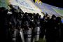Politibetjente holder vagt, efter at tre personer har mistet livet under optøjer før en fodboldkamp. Kampen skulle spilles på Tegucigalpa's National Stadium i Honduras.