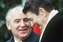 INF-aftalen, der forbød opstilling af mellemdistanceraketter i Europa, blev indgået i 1987 mellem Sovjetunionens leder, Mikhail Gorbatjov, og USA's præsident, Ronald Reagan. Nu er INF-aftalen skrottet, og USA gennemfører test med mellemdistanceraket.