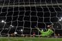 Wolverhampton Wanderers' målmand Rui Patricio (R) redder Paul Pogbas straffespark ved stillingen 1-1. Med en sejr ville Manchester United have ligget på en delt førsteplads i Premier League.