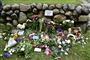 Familien lavede på forhånd en mindeplads tæt på Lars Larsens grav, hvor folk har mulighed for at lægge blomster.