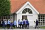En stor gruppe ansatte i Jysk var mødt op foran kirken før bisættelsen for at mindes Jysk-stifteren.
