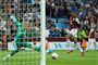 Brasilianeren Wesley scorer kampens første mål, da Aston Villa hjemme slår Everton.