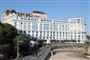 Politi patruljerer i omrpådet ved Bellevue Hotel i Biarritz i det sydvestlige Frankrig, hvor lederne af verdens store industrilande er samlet lørdag, søndag og mandag. G7-landene er Frankrig, USA, Storbritannien, Tyskland, Italien, Canada og Japan.
