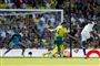 Angriberen Tammy Abraham (hvid trøje) scorede to gange i sejren på 3-2 over Norwich.