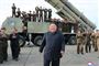 Kim Jong-un overværede lørdag en test af et nyudviklet våben. Billedet er taget lørdag den 24. august og offentliggjort af KCNA dagen efter.