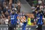 Romelu Lukaku (tv.) lader sig hylde af publikum på San Siro efter sin scoring mod Lecce. De to andre Inter-spillere er Antonio Candreva og Kwadwo Asamoah (th.).