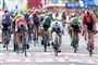 Fabio Jakobsen (forrest til venstre) tager etapesejren på tirsdagens 4. etape, der blev afgjort i en massespurt.