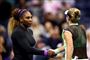 Serena Williams slog sin 20 år yngre modstander Caty McNally ud af anden runde ved US Open.