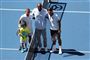 Dan Evans (tv) poserer for fotografer inden fredagens kamp mod Roger Federer (th). I midten er det basketstjernen Kobe Bryant.