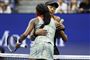 Naomi Osaka fra Japan (th.) omfavner Coco Gauff fra USA efter sin sejr i tredje runde ved US Open. Osaka møder den 13.-seedede Belinda Bencic i ottendedelsfinalen.