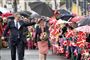 Danmarks generalkonsul i Flensborg, Kim Andersen, holder en paraply over Dronning Margrethe i Flensborg. Kim Andersen sagde forud for dronningens besøg, at de betragter besøget som "en meget spændende og ærefuld opgave". Ifølge Kim Andersen er det imidlertid første gang siden 1978, at dronningen er på officielt besøg i Slesvig-Holsten. Og første gang, at hun bliver i så lang tid.