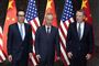 Topforhandlerne for Kina og USA ses her før samtaler i Shanghai den 30. juli. Torsdag er Kinas vicepremierminister, Liu He (i midten), USA's handelsrepræsentant, Robert Lighthizer (til højre), og USA's finansminister, Steven Mnuchin (til venstre), blevet enige om at genoptage handelssamtaler i begyndelsen af oktober.