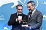 Skuespiller Joaquin Phoenix (t.v.) og instruktør Todd Phillips (t.h.) med Guldløven. Da Phillips modtog prisen, hyldede han Phoenix for præstationen i filmen.