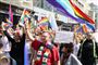 Det skønnes, at cirka 2000 mennesker var mødt op for at deltage i søndagens pride-parade i Bosniens hovedstad, Sarajevo. Der var udkommanderet 1000 betjente til at passe på dem.