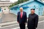 USA's præsident, Donald Trump (tv), og Nordkoreas leder, Kim Jong-un (th), blev den 30. juni på et møde i zonen mellem Nord- og Sydkorea enige om at genoptage samtaler om Nordkoreas atomprogram. Men det er endnu ikke sket.