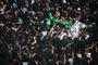 Irakiske shiamuslimer genopfører en scene omhandlende kampen om den hellige by Kerbala i det 7. århundrede under ashura-højtiden i Irak tirsdag - inden en ulykke kostede mindst 16 mennesker livet. (Arkivfoto).