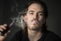 Tidligere anbefalede Sundhedsstyrelsen ikke e-cigaretter, men nu skærpes risikovurderingen, så børn, unge, gravide og ammende direkte frarådes at dampe på e-cigaretter. (Arkivfoto)