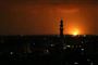 En eksplosion lyser op nær byen Deir el-Balah tidligt onsdag. Israelske fly angreb i løbet af natten flere mål i Gaza.
