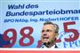 Norbert Hofer holder takketale ved Frihedspartiets kongres lørdag, hvor han fik 98,25 procent af stemmerne ved valget af ny partileder.