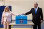 69-årige Benjamin Netanyahu afgiver her sin stemme sammen med sin kone, Sara, ved tirsdagens valg i Israel.