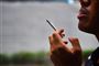 Hvis man vil have rygere til at droppe smøgerne ved at hæve cigaretpriserne, skal der en chokeffekt til, forklarer sundhedsøkonom Kjeld Møller Pedersen. Og så er en stigning på ti kroner fordelt på to årlige stigninger på fem kroner, ikke tilstrækkeligt, vurderer han. (Arkivfoto)