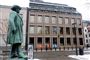 Den norske centralbank i Oslo går imod tendensen ude i verden og sætter den styrende rente op til plus 1,5 procent.