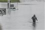 En mand vader igennem en oversvømmet vej i millionbyen Houston. ifølge meteorologerne er der flere steder faldet næsten en meter regn, som stormen Imelda har bragt med sig.