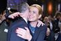 Inger Støjberg er ny næstformand for Venstre. Her krammer hun den nyvalgte formand, Jakob Ellemann-Jensen, på partiets ekstraordinære landsmøde i Herning.