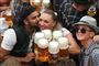 To gæster tager et billede med en servitrice ved åbningen af Oktoberfest i München.