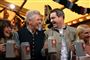 Münchens borgmester, Dieter Reiter, sammen med sin kone, Petra, og Bayerns delstatsminister, Markus Söder, med sin kone, Karin Baumüller, skåler efter den officielle åbning af Oktoberfest.