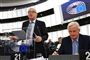 EU's kommissionsformand, Jean-Claude Juncker (tv.), har længe forhandlet sammen med EU's chefforhandler, Michel Barnier, om en brexitaftale med Storbritannien. (Arkivfoto).
