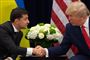 Ukraines præsident, Volodimir Zelenskij, hilser på USA's præsident, Donald Trump, onsdag under et møde i FN's Generalforsamling i New York. En telefonsamtale mellem de to kan føre til en rigsretssag mod Trump, og fredag valgte den ukrainske præsidents sikkerhedsrådgiver, Oleksandr Daniljuk, at træde tilbage.