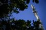 Efter planen vil TDC udrulle 5G-netværket i Danmark i 2020. Det kan skabe problemer for politiet, som risikerer at miste redskaber som aflytninger og tapning af teledata. Her en 5G-antenne i Schweiz, hvor 5G-netværket også er på dagsordenen. (Arkivfoto)