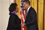 På dette billede fra februar 2010 overrækker daværende præsident Barack Obama USA's kunstmedalje til operasangerinde Jessye Norman i Det Hvide Hus.