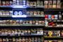 Efter et år med skjult tobakssalg i Netto, Føtex og Bilka er der røget 50 millioner færre cigaretter over disken. Det årlige salg lå forinden tiltaget på godt 500 millioner cigaretter. Regeringen lægger op til at indføre krav om skjult tobakssalg i samtlige supermarkeder og kiosker i Danmark i de kommende finanslovsforhandlinger. Det er ikke nok, mener fire foreninger. (Arkvifoto)