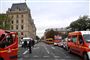 Politiet har afspærret område omkring politiets hovedkvarter i Paris, efter at ansat har angrebet kolleger med kniv torsdag eftermiddag.